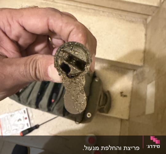 מנעול ישן עם לכלוך על מדרגות